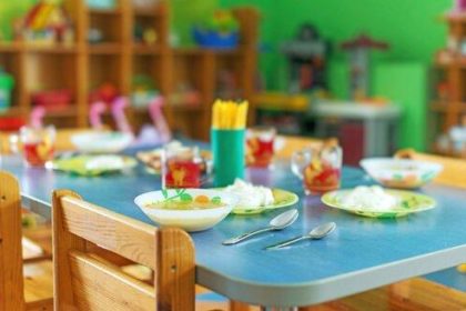 Menjar al menjador escolar