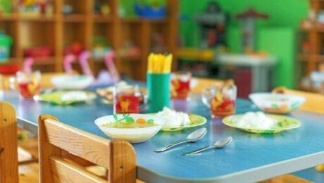 Menjar al menjador escolar